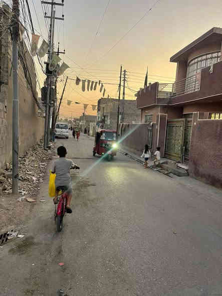 بسم الله الرحمن الرحيم السلام عليكم دار للبيع المساحه ١٠٠ عقد زراعي ١١٧  منطقه كامله من كلشي تبليط مجاري كهرباء  متر طابق ونصف  مشمول بتمليك يتكون من غرفتين  نضام سويت كامل وستقبال وحمامات  بوب الشام  شارع التربيه بدايته مدخل الحاج ضيفان للستفسار ***********
