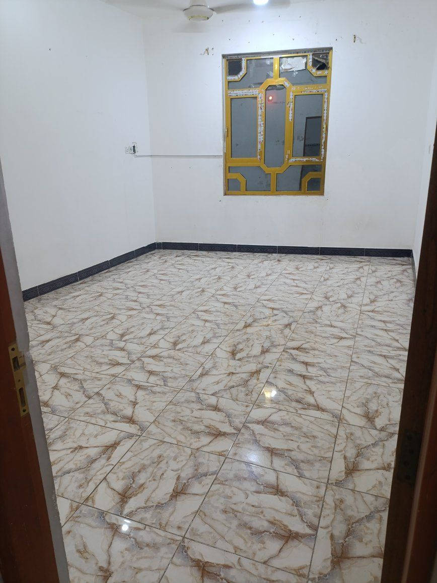 سلام عليكم توجد شقه للايجار باغربي الثاني قريب الزقوره /تتكون من غرفه +صاله +مطبخ +صحيات 
لايجار 250
هــ ***********
