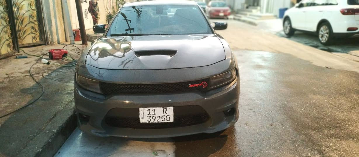 السلام عليكم جارجر هيمي RT بوليسي موديل 2019 كير تعليق 1000 السيارة مصبوغه عام تغير لون اسمنتي ضربتها بابين من  جهه السايق السيارة كاملة من كلشي ترايك وين متريد الصدر جديد 100% المكينه حجم 5.7 هزه جديدة ورقم انكليزي وسنويتها لل2030 عليها شكل SRT مفتوحة الفصلة شكد ما تريد تمشي
السعر 158 وبيها مجال 
للاستفسار ***********
