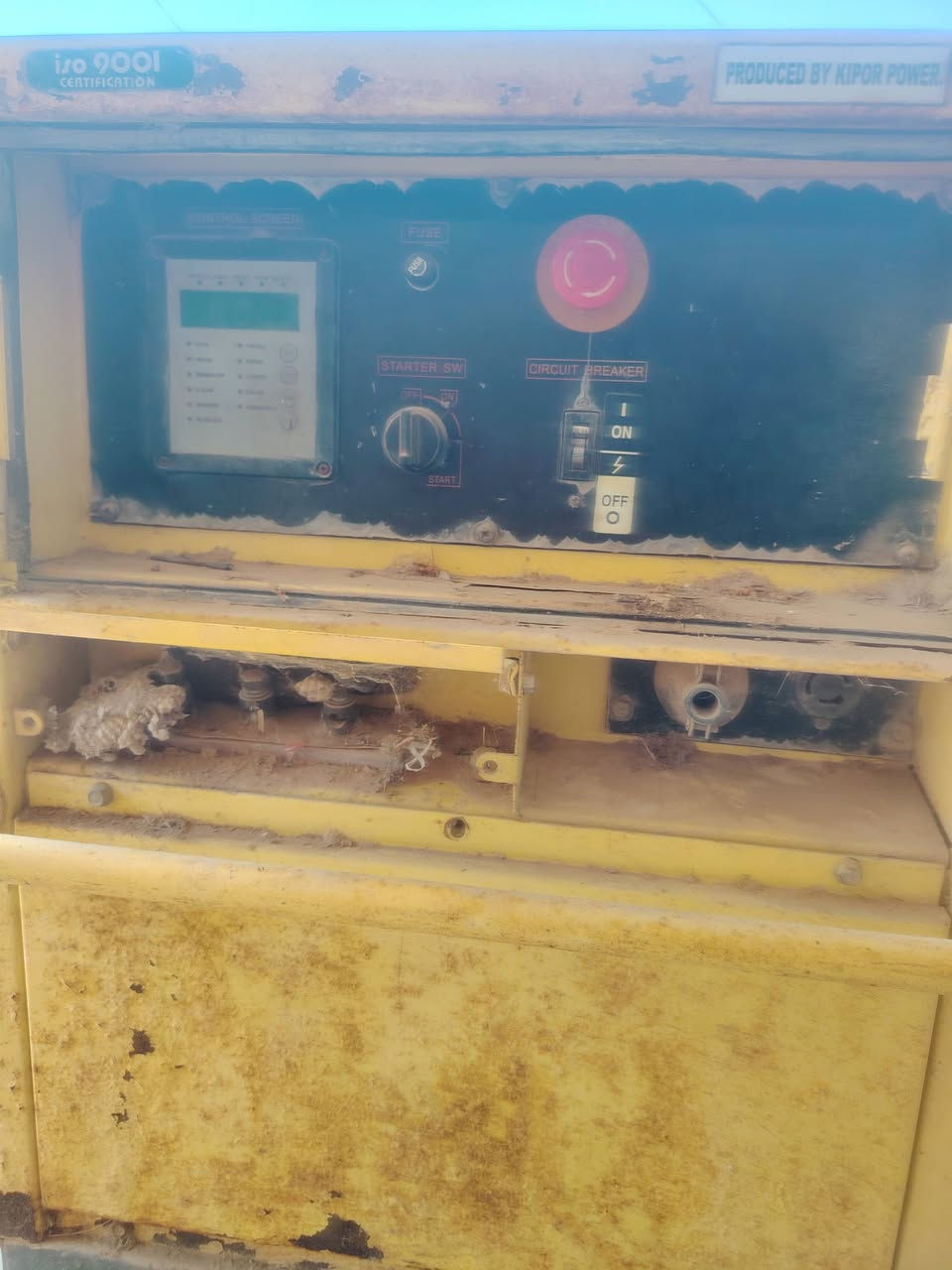 السلام عليكم مولد للبيع متروك اكثر من 4 سنوات نوع المولد كاتم بستمين توليد 50 امبير المولد لمس انطي شرط براس التوليد وانطي وياه كرت جديد محرك مفتوح نوع المولد گاما 
مكاني صلاح الدين تواصل  ***********
***********
