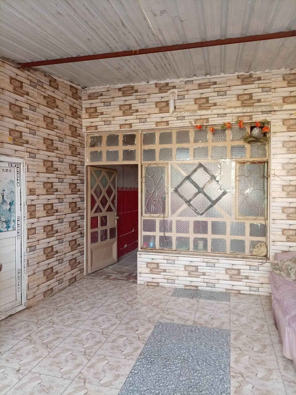 بيت للبيع المساحه ١٩٠ بي غرفه وصاله ومطبخ وتخاريج وبي استقبال هيكل ومساحه وره البيت قرب مدرسة حلوان استفسار اكثر  اتصل على الرقم واتساب  ***********
