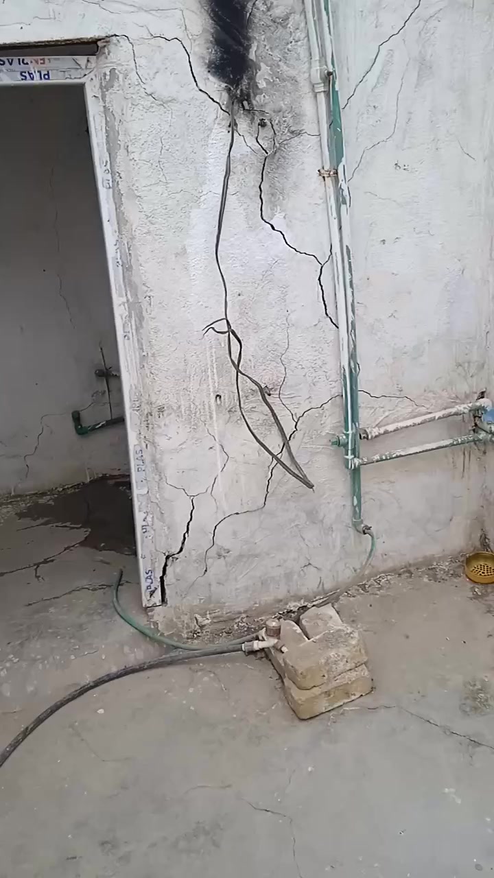 بيت اوقاف قرب مدرسة وقف الشيعي المساحه100 السعر 13وبي مجال،***********
