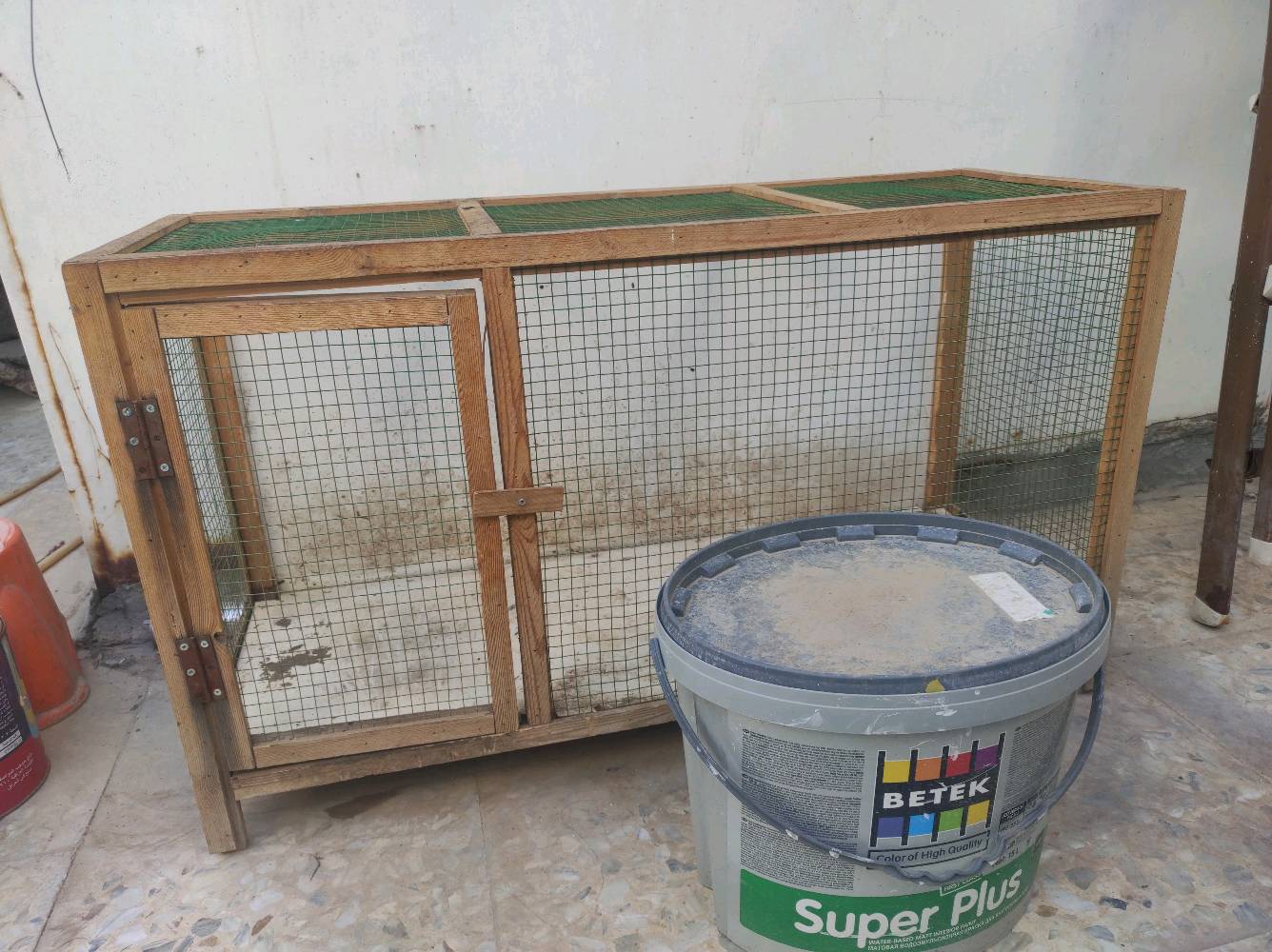قفص دواجن ويرهم لطيور الزينة 
((مستعمل ))
خليت سطل الصبغ حتى يتوصح الارتفاع