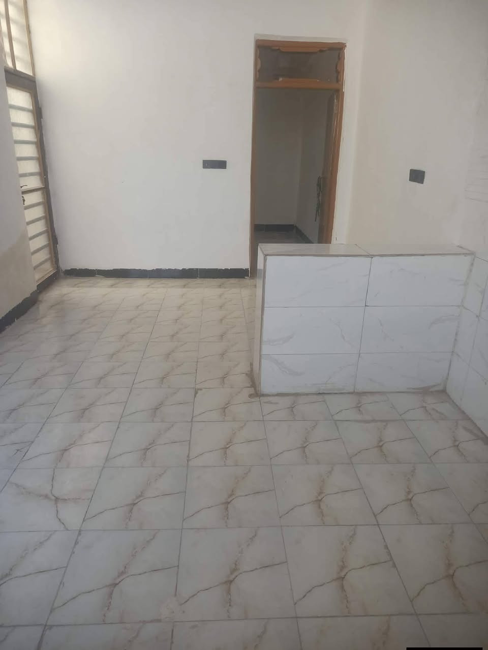 🏡دار للبيع اقصاد اقصاد 🏡
المساحة: 50 متر مربع
✅ #طابو_زراعي_سند_25_أقرار_محكمه
مقدمه 10ملاين والباقي كل شهر ٥٠٠الف والسعر الكلي 22مليون 
الموقع: النجف شارع الصب عمود 317 

مواصفات البناء:
غرفة/ صالة معزولة/مطبخ معزول/ صحيات خارجية مكشوفة
بناء مرتب (أساس + سقف كونكريت + طابوك)
أرضية بورسلين أبو الـ 60

الخدمات:#بعد_عن_سوق_100م
ماء كهرباء مدارس سوق تبليط مولد

للاستفسار والاتصال:
***********
