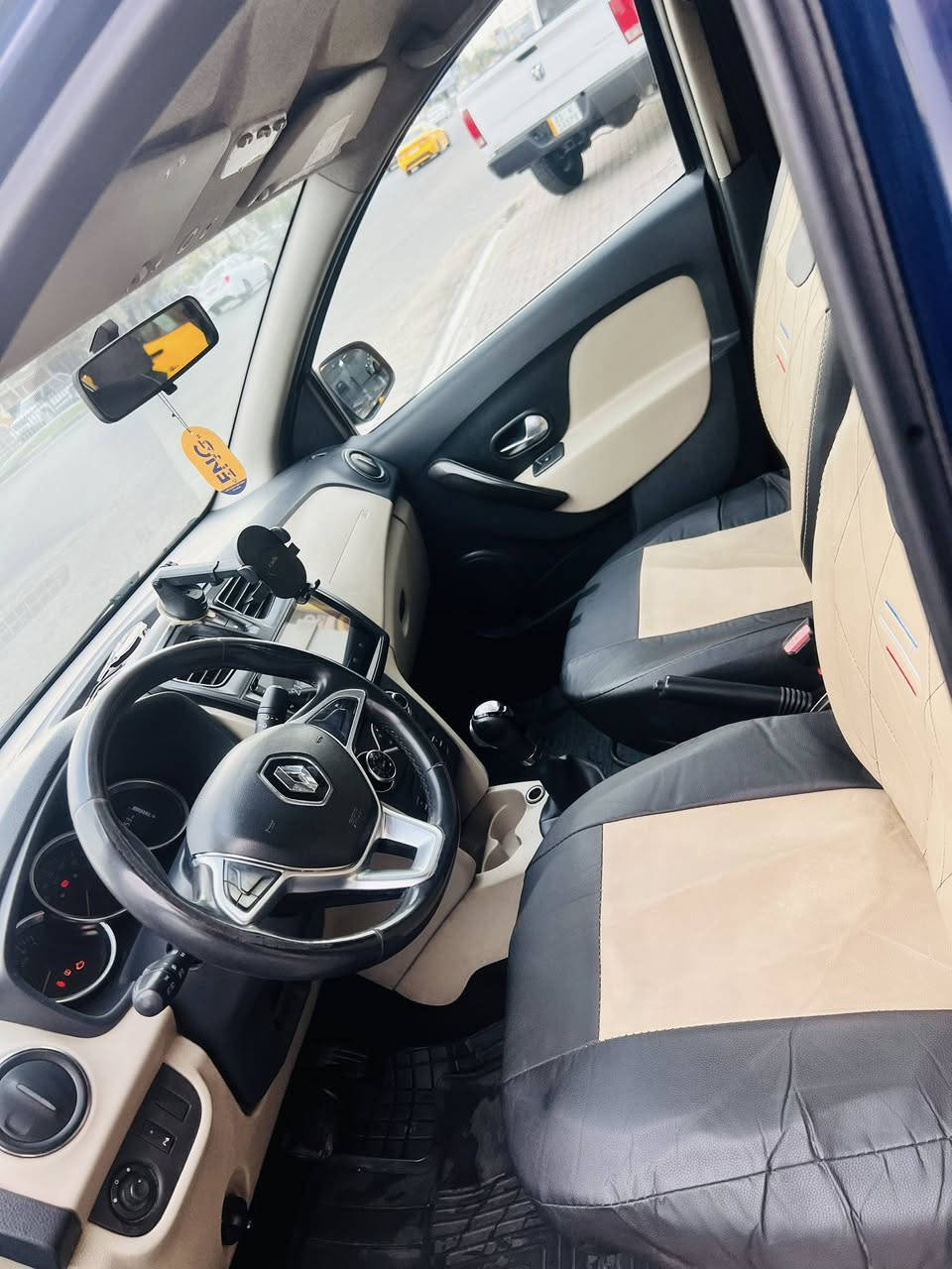 بيع او مراوس. رينو سمبل 2017  
محرك مكفول. كير اوتماتيك مكفول 

جاملغ فقط صبغ بدون دواخل 

مواصفات فول ماتلكاها باي رينو سمبل كلشي كهربائي لايتات ليد امامي خلفي اشاير مري مثبت سرعه فول مواصفات من تجي شوف 

سعر ٦٦ وبي مجال  

مكان كركوك

 واتساب ***********
