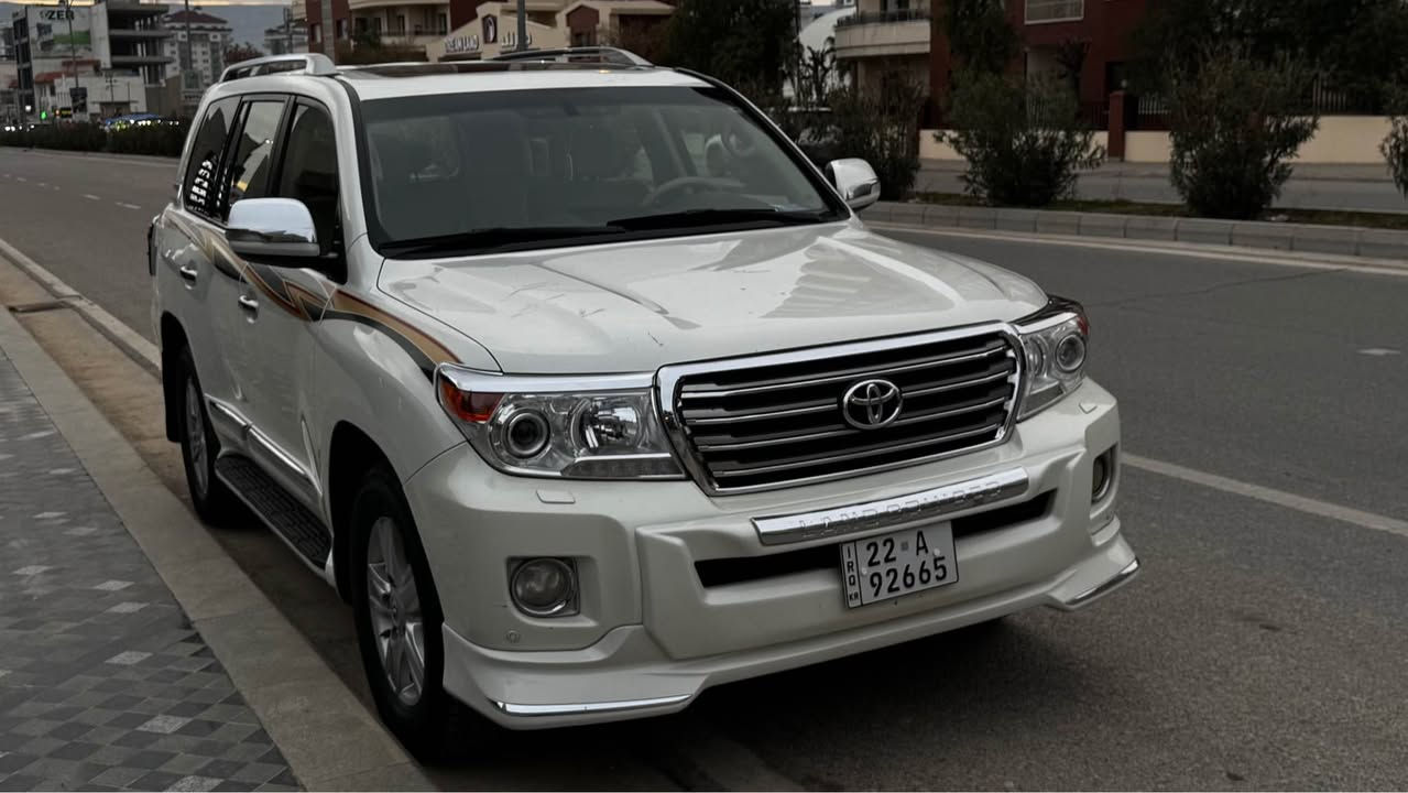 لاند كروز 2015 
بريمي اصل فول واحد على واحد 
فتحه 
بصمه 
كشن كهرباء وجلد 
حساسات امامي خلفي 
كامره خلفيه 
اربع جام اوتو 
تشغيل عن بعد 
السياره مكفوله بدون قطره صبغ وبدون بارد 
السياره ماشيه 220 الف كيلو متر 
محرك وكير ما مفتوح وبشرط بدون اي عيب 
رقم السياره اربيل سنويه لـ 2031 تحويل ثاني يوم 
سعر السياره 420 وبيها مجال
للتواصل:
*********** السليمانية, العراق
