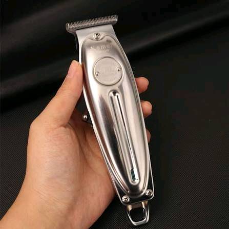 Kemei 1949   70th anniversay

منفذ شحن تايب سي  

KEMEI Professional Beard and Hair Trimmer for Men, Cordless T-Blade Trimmers, Electric Hair Clippers for Barbers and Stylists, All Body Grooming Model 1949

ماكينة تشذيب اللحية والشعر الاحترافية للرجال من كيمي، ماكينة تشذيب لاسلكية بشفرة على شكل حرف T، ماكينة قص شعر كهربائية للحلاقين ومصففي الشعر، موديل 1949 للعناية بجميع أنحاء الجسم

*********** واتساب اتصال