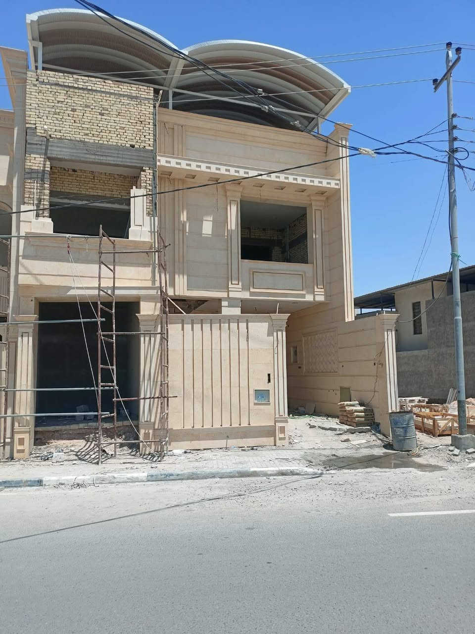 السلام عليكم 
على بركه الله احد اعمالنا تنفيذ وتصميم 
ابويوسف المرمرچي 
لتغليف كافه واجهات المرمر 
كلاسك. مودرن. روماني 
طريقه العمل (لحيم +تتريس خبط) 
موقع العمل: ياسين خريبط 
للاستفسار: 
***********📞
ملاحضه: العمل داخل محافضه البصرة فقط
