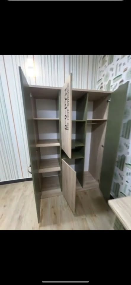 حبايب غرفة ولادية للبيع مودرن وقوية جداً
عدد القطع مالتها ٥ قطع
تخت / كوميدي للي بصف التخت / مجرات عدد ٣ / ميز دراسة / كنتور 
الغرفه جديدة لوك ولاشخط بيها 
استخدام سنه فقط 
وماخذها ب١٢ ورقة 
رايدها بسعر مناسب 
مامتواجد ع فيس 
للشراي فقط يتواصل وياي واتساب 
*********** 
مكاني بغداد / حي العدل

