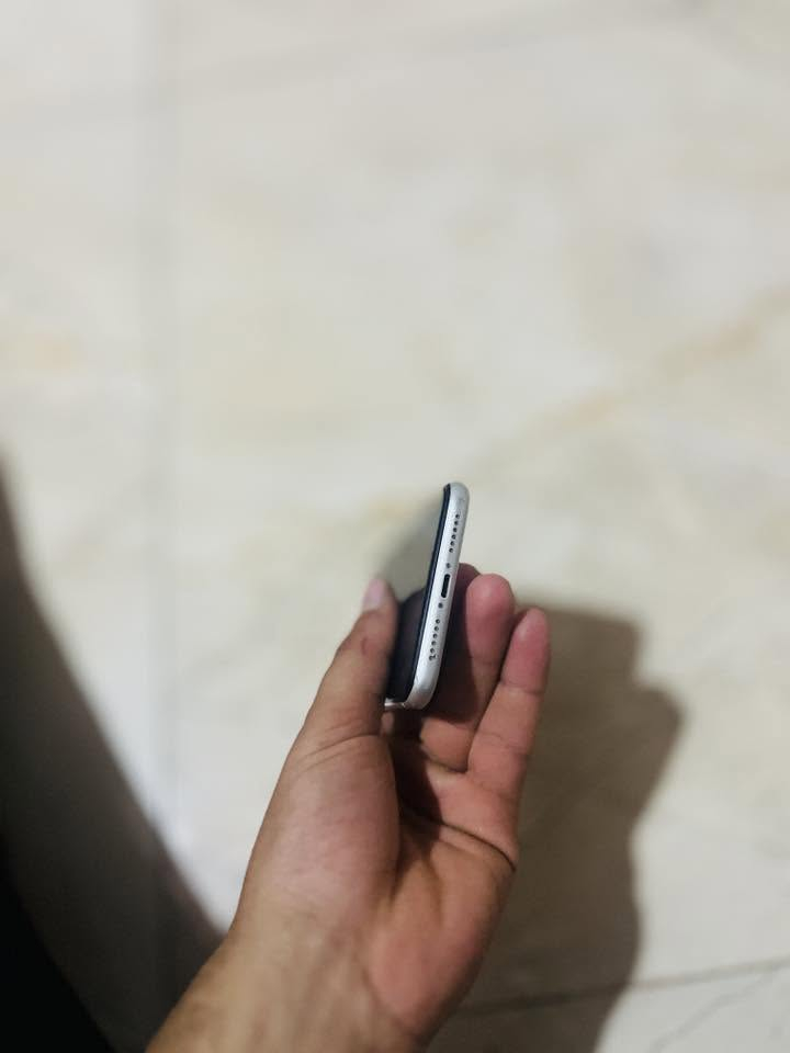 ايفون ١١ عادي لون ابيض مبدل شاشة فقط ذاكرة ١٢٨ بطارية ٨٢ وكلشي موضح يمكم بل صور سعر ١٧٥ وبي مجال للاستفسار على هذا رقم ***********
