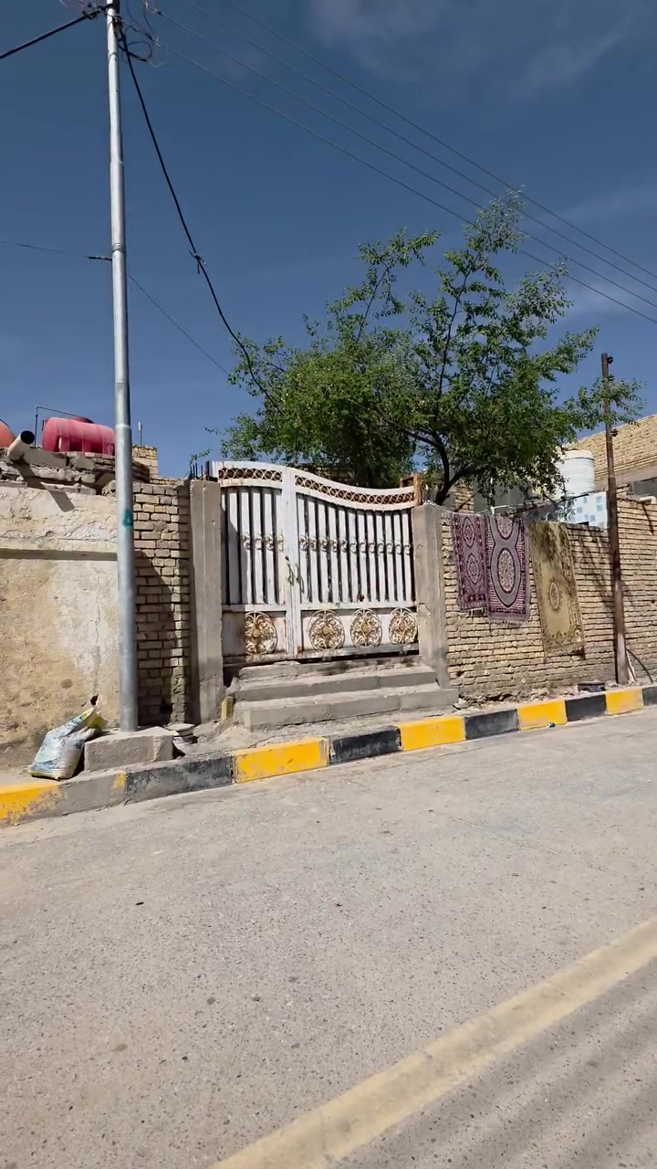 السلام عليكم بيت للبيع طابو مساحه ٢٠٠م
تفاصيل البيت غرف ٢ + صاله + مطبخ + ديوانيه + صحيات داخل وخارج 
المكان سوق الشيوخ حي العسكري شارع المستوصف قرب محطه الغاز 
للاستفسار *********** واتساب ***********
