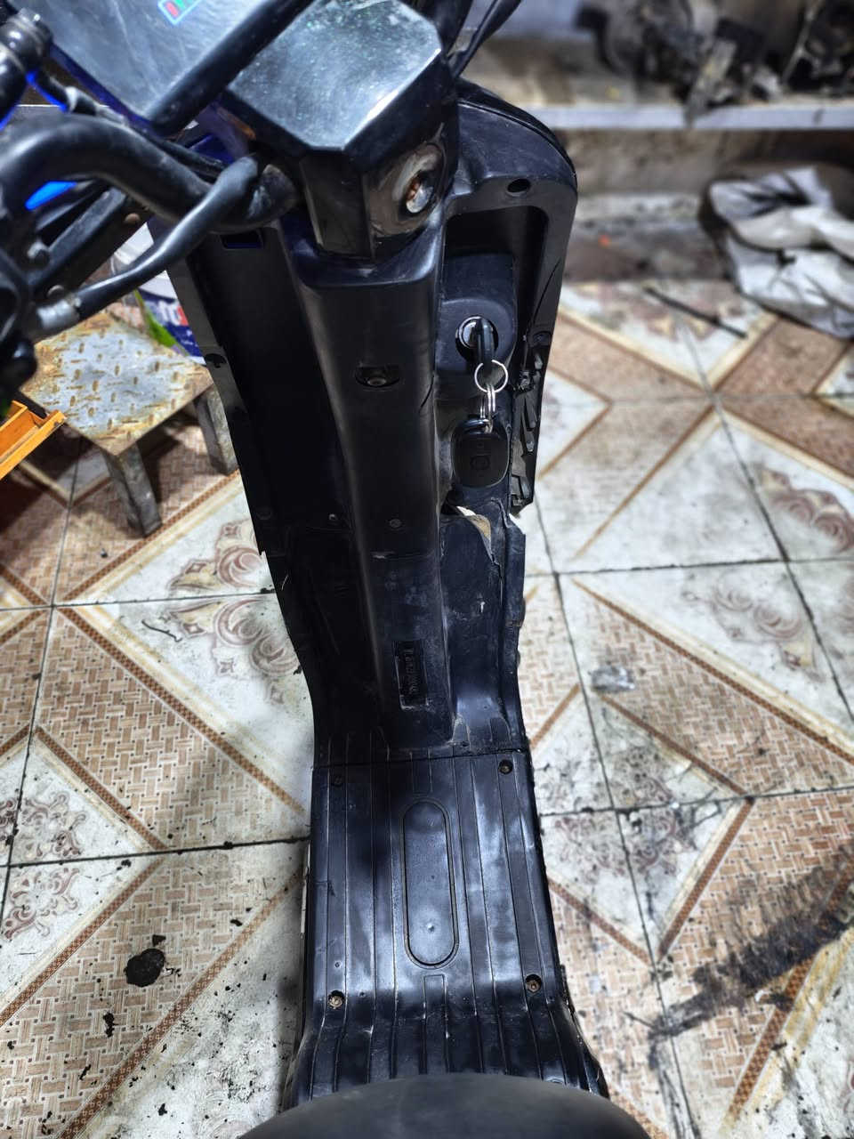 سلام عليكم R9 شوف العين شغاله وكلشي مابيه وين متريد اطلع بيه بطاريه 16 بيه وبيه كسور بل الكفرات شاحننته موجوده  سعره 200 الف للتواصل ***********
