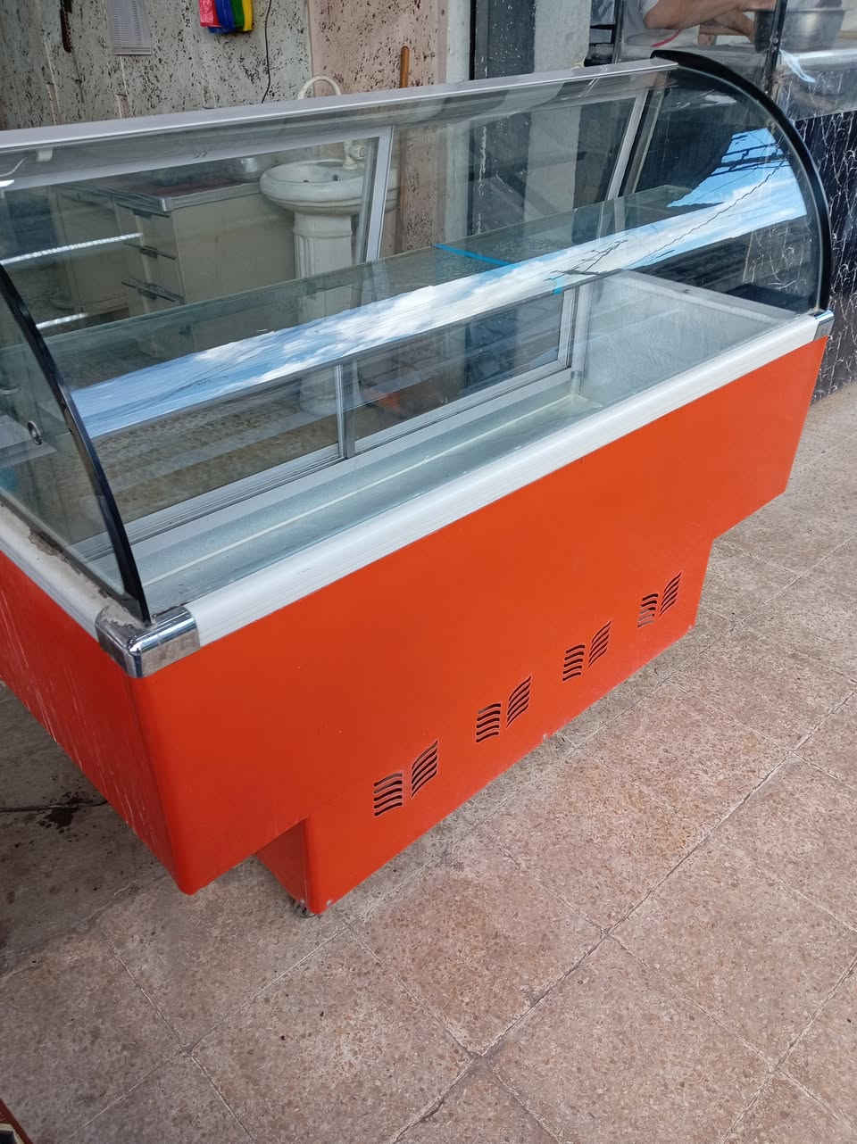 عراضه ومكينة لحم اصلي درجه اولى
نظافة ٩٠٪
المكان حي البكر قرب جامع شهد مجول
للتواصل ***********
***********
