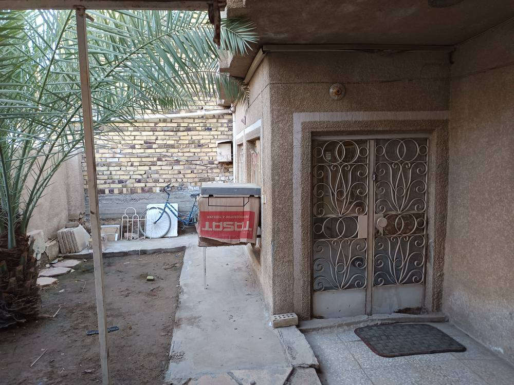 بيت للايجار في بابل/ الحلة حي المشتل شارع 60 شارع خلف  الموازي شارع 60 قريب جدا مساحة250 متر  يحتوي على اثنان غرف ومجموعة صحيات ومرافق صحية منفصلة ومطبخ واستقبال كبير وكلدور داخلي وحديقة و مع مخزن في الطابق العلوي. رجاءا رجاءا للجادّين فقط الاتصال على الرقم *********** مبلغ الايجار الشهري 350 الف قفل قفل..
