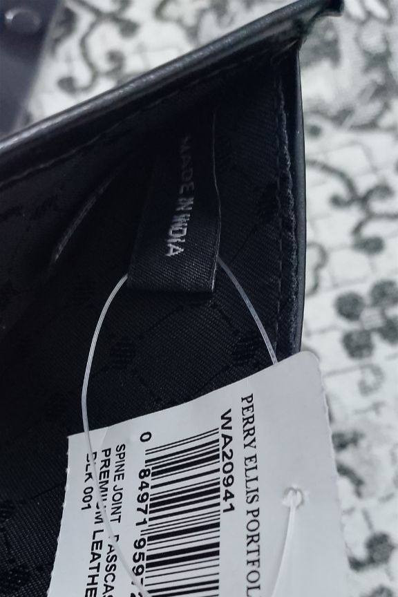 محفظة Perry Ellis أصلية (جلد طبيعي Premium) مستوردة من لندن 🏴󠁧󠁢󠁥󠁮󠁧󠁿
يا الله.. للبيع محفظة رجالية راقية جداً من ماركة Perry Ellis العالمية، بضاعة لندن (UK) وجديدة تماماً بالليبل مالتها (Brand New with Tags).

المواصفات:

الخامة: جلد طبيعي 100% (Premium Leather) ملمس ناعم وشكل فخم جداً.

المنشأ: مستوردة من بريطانيا (لندن) والصناعة هندية (Made in India) حسب مواصفات السوق الأوروبي.

التصميم: موديل Passcase (تحتوي على جيب إضافي شفاف للهوية أو الصور) مع تقسيمات كافية للكارتات والفلوس.

الحالة: جديدة ب ليبلها، تصلح تكون هدية درجة أولى لمناسبة خاصة.

السعر: 80,000 دينار عراقي (وقابل للتفاوض البسيط للطيبين).

المكان: بغداد (اليرموك).
التوصيل: متوفر توصيل لكل مناطق بغداد والمحافظات.

للاستفسار أو الشراء، يرجى المراسلة على الخاص.


**إذا كنت صاحب هذا الإعلان وتريد حذفه لأي سبب، رجاءا أرسل رسالة إلى الدعم الفني**