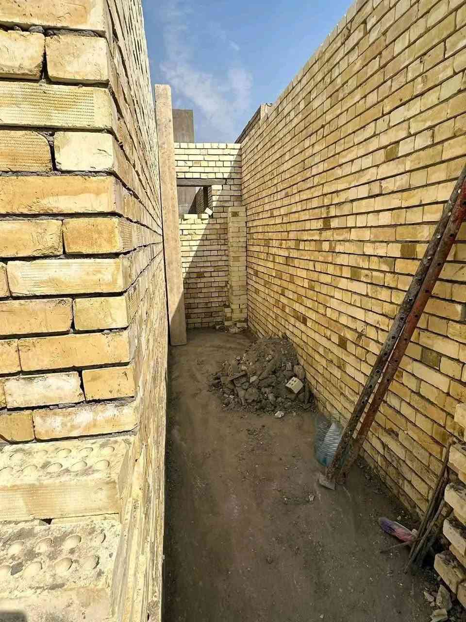 السلام عليكم ورحمة الله وبركاته خلفه بناء متفرغ بلوك طابوق شغل درجة أولى ومساطر ونشتغل لبخ وترميم اتصل ***********
