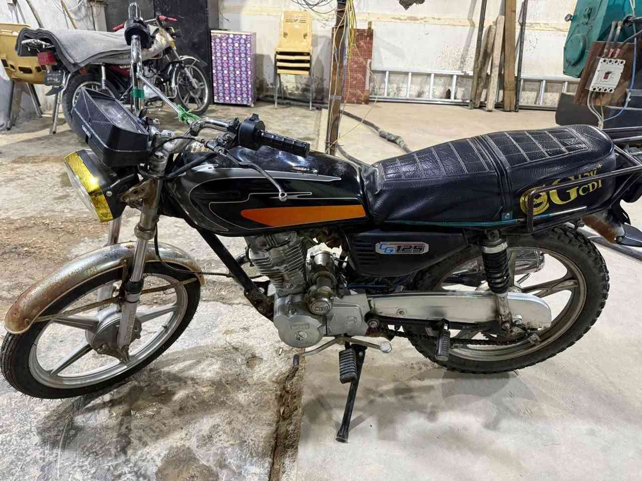 السلام عليكم دراجه للبيع 5 كير السعر 350 قفل الدراجة مثل ما موضح بالصور
سلف شغال صدر جديد 
دشبول شغال
كهربائياته كلها شغالة
زوج تايرات جدد امامي خلفي
***********
