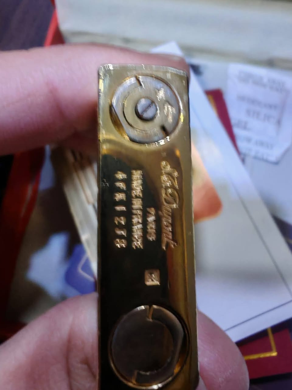 للبيع: قداحة S.T. Dupont كلاسيكية أصلية (Full Set)
المواصفات التفصيلية:
​الماركة: إس تي ديبون (S.T. Dupont) - صناعة فرنسية فاخرة.
​الموديل: Ligne 1 - الحجم الكبير (Large Model).
​الطلاء: مطلية بذهب حقيقي سماكة 20 ميكرون، مع وجود ختم المصنع (Hallmark) الأصلي في القاعدة.
​النقشة: نقشة المربعات الكلاسيكية (Grid Pattern) المذهبة بالكامل.
​الرقم التسلسلي: (4FK12J8) محفور يدوياً، مما يؤكد أصالة القطعة.
 بسعر مميز للجادين فقط 0775890808


**إذا كنت صاحب هذا الإعلان وتريد حذفه لأي سبب، رجاءا أرسل رسالة إلى الدعم الفني**