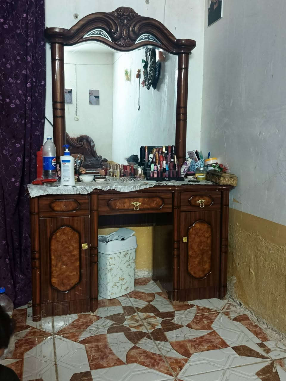 متاح غرفه اخشاب للبيع الكنتور ثمانبوب وزاويه وكربايه وميز مال مكياج السعر 350 بيع مستعجل المكان هيت***********
