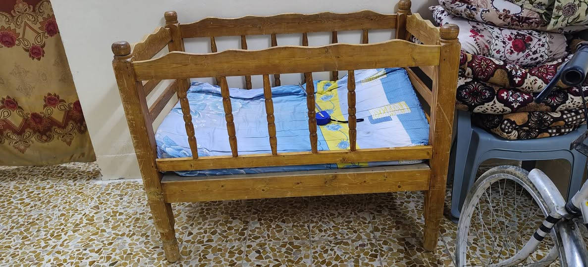 تخت مال طفال للبيع شغل فصال وخشب ثقيل طول 120 والعرض 70 رتفاع 100 معا دوشك مالو مكاني حي الانتصار 
***********
