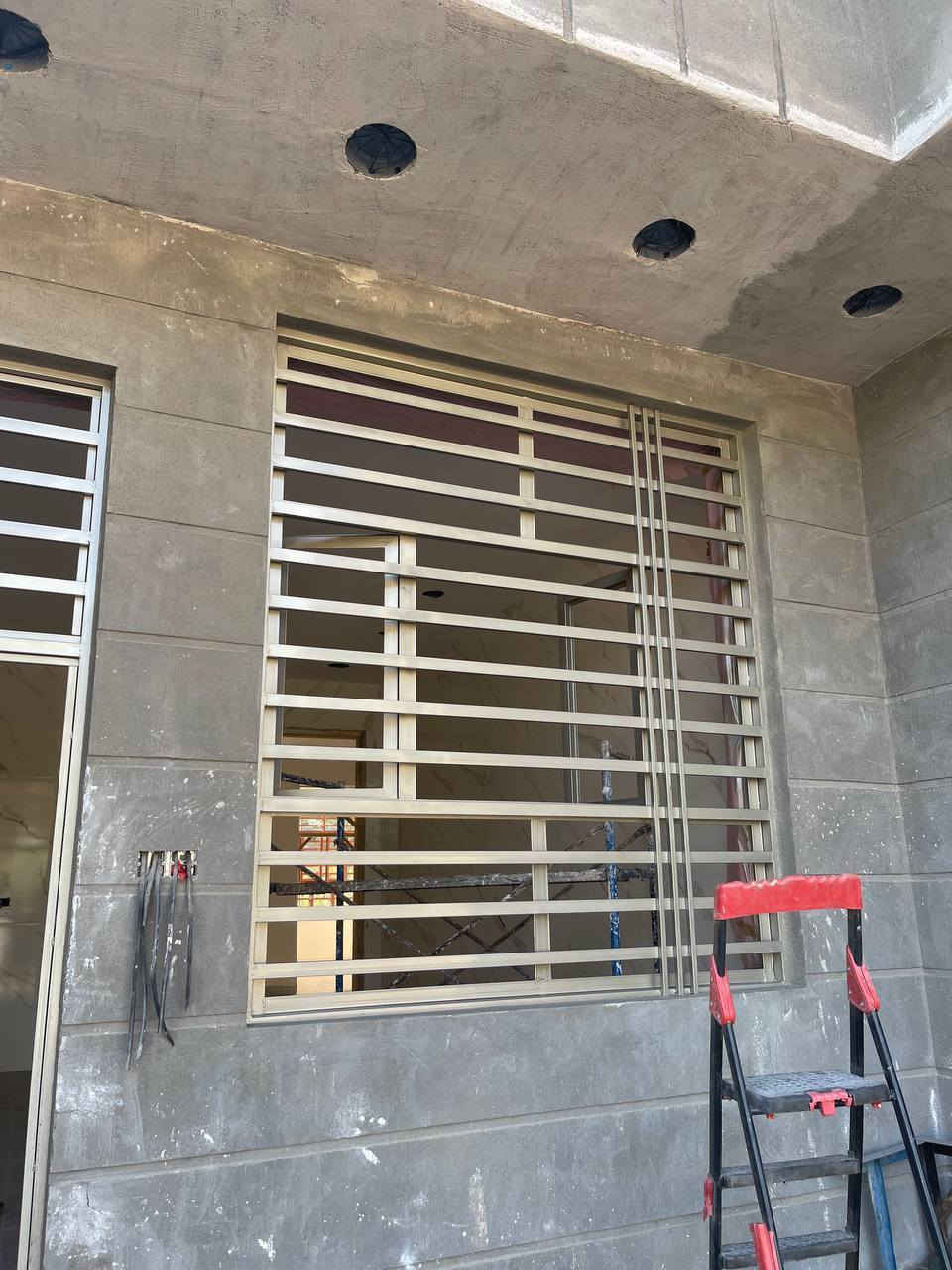 السلام عليكم
تنضيف وصبغ الشبابيك والأبواب
***********
