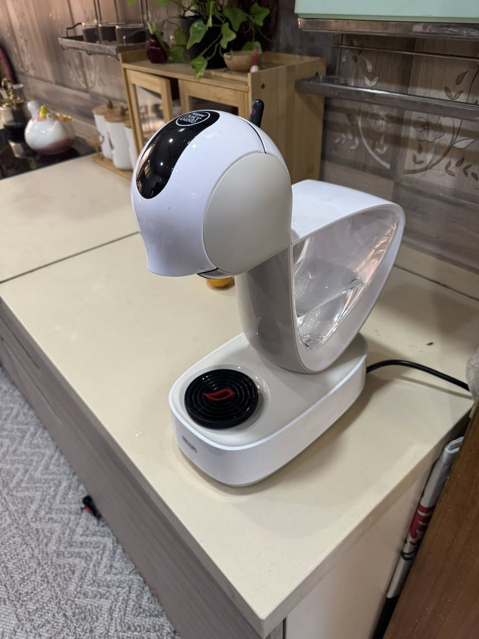 مكينه قهوة كبسولة جديدة استخدام مرتين بس نظافة ١٠٠ ٪؜ سعرها ٩٠ الف علما انو سعرها بالشركة بالكرادة ١٤٠ 
***********
