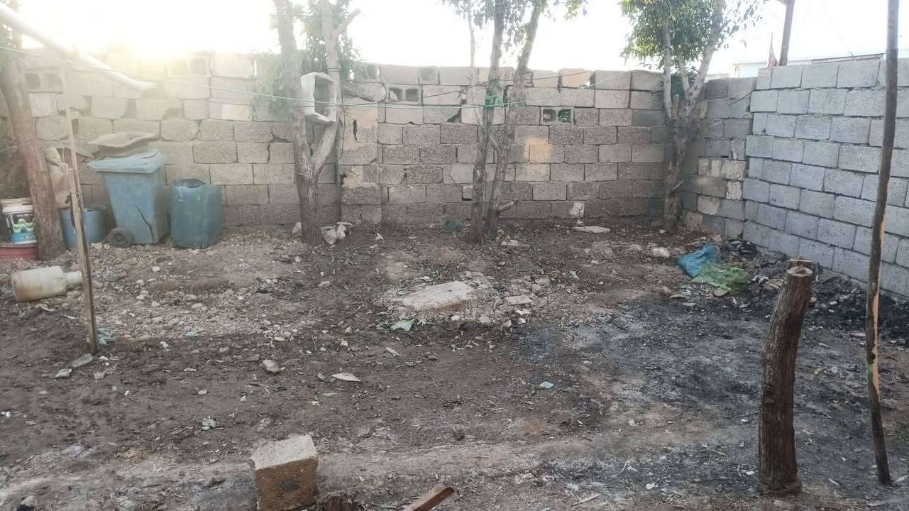 بيت للبيع مساحة ١٠٠ متر قريب علكراج السوك بظهر المحلات الجديدة تجاوز   خدمات كله قريبة عليك من ماء كهرباء   بيت جاهز يحتاج فقط قطع سياج للحوش لين مساحته ٢٠٠  فقط ١٠٠ للبيع مثل ما موضح بصورة سعر ١٠ ملايين لاستفسار ***********
