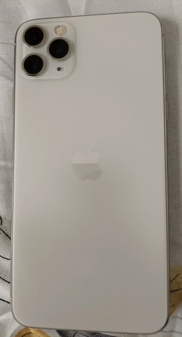 ايفون 11 برو ماكس✨ للبيع الذاكرة 256 لون ذهبي مميز مبدل شاشة اصلية ومبدل بطارية اصلية نسبة 79 بالمية بيه بس الفيس ايدي واكف  يرجع ب30 الف سعر الجهاز 300 وبيه مجال بسيط للشراي 🤍مكاني نجف رقم ***********
