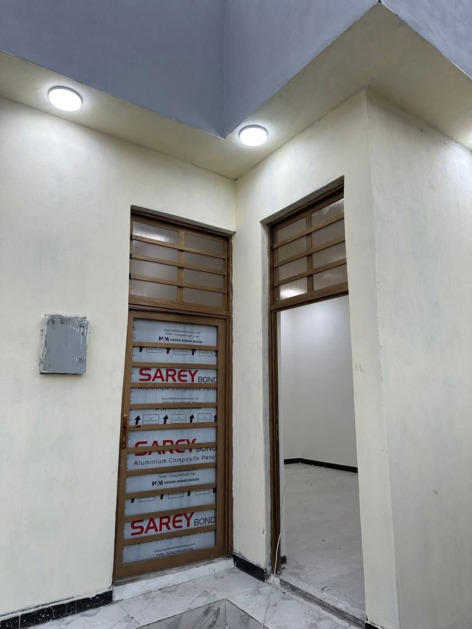 بيتين مساحة كل بيت 150 نفس الدزاين طابو ملك صرف زراعي باسمنه مباشر يحتوي على غرفتين وصاله ومطبخ وحمام داخلي وخارجي واستقبال كبير جدا مع كراج وحديقة 
العنوان الفيروزيه يبعد عن الشوارع الاربعه دقيقتين فقط متوفر جميع الخدمات 
رقم راعي البيت مباشر ***********
