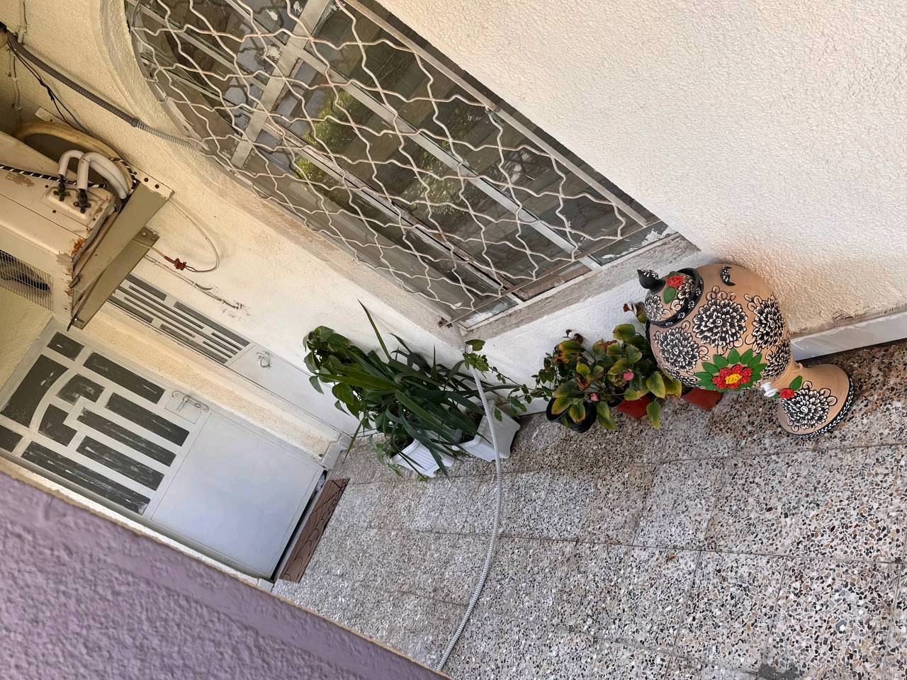 إعادة نشر بسبب الوعود دار للبيع طابو صرف في الصويره حي الحسينية شارع المواكب مقابل محل ادوب الخيكاني داخل دربونه عرضها ٣م مساحة البيت ٣١٥ م طابق واحد يحتوي على ٣ غرف نوم واستقبال ومطبخ وصاله و٣ صحيات للأستفسار الاتصال على الرقم *********** او وتساب
