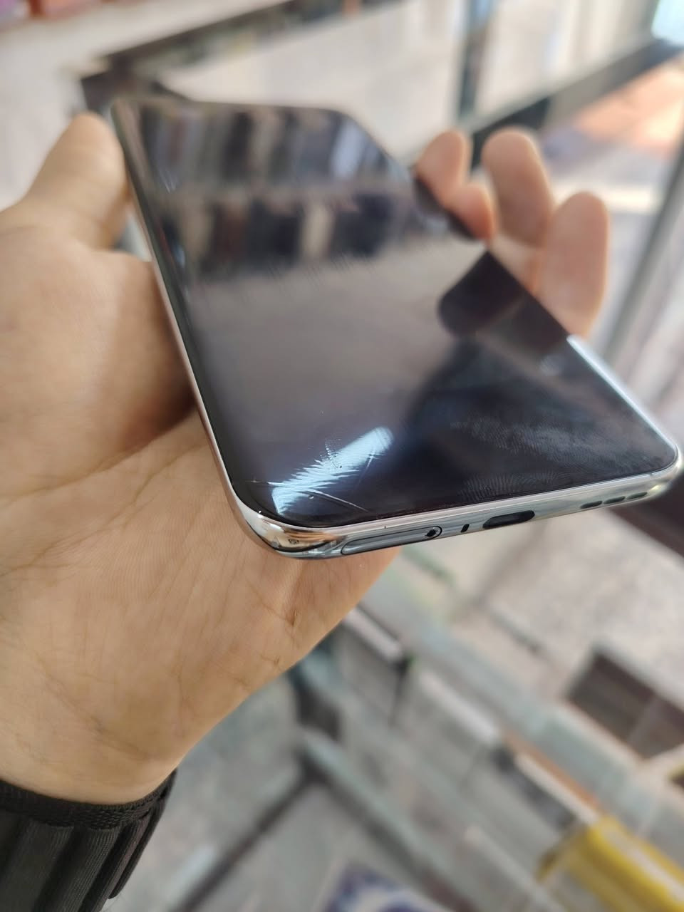 تكنو سبارك 40برو بلاس ذاكره 256 جهاز اخو جديد بس بي فطر بسيط بشاشه موضح بصوره ومخليله لزكه طبيعي مماثر لالمس ولامفتوح جهاز بدون ملحقات. فقط جهاز السعر 200 بي مجال بسيط حك جيه للمحل توصيل ماعندي انتبه اخي توصيل ماكو مكاني بغداد جسر ديالى القديم مكتب المصطفى ***********
