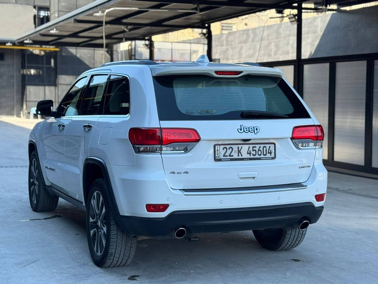 السلام عليكم  للبيع جيب كراند شيروكي وارد خليجي لمتدد موديل 2018  حساسات امامي خلفي  مري قلاب   وشفط   جكات تصعد وتنزل داخل عسلي شاشه حجم كبير  ويل كب اكروم 20  سياره أمفوله مواصفات بانزين عادي تمشي ضرر جاملغ بدون دواخل انشخط وبدلته بواحد وكاله موتجاري سياره نضافته مليار متصرف عليه الف رقم جديد اربيل تحويل ثاني يوم بسمي سعره 257 ومااعتقد اكو هيج سعر  ***********
