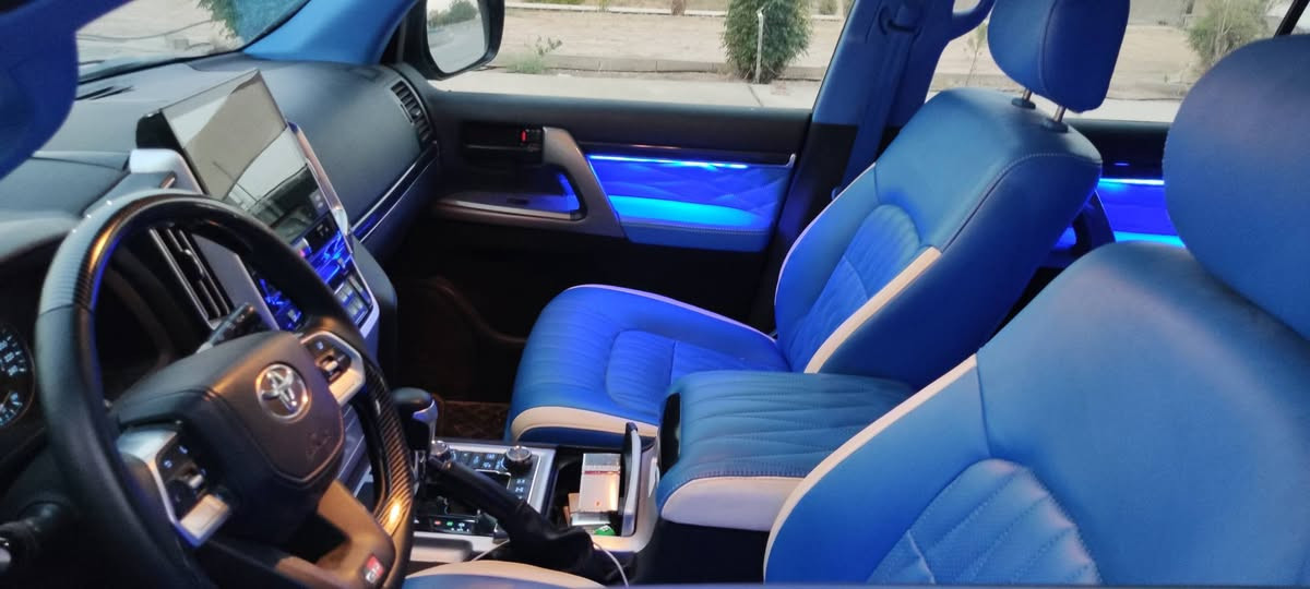 ٢٠٠٩ محدثه تحديث درجه اولى ضررها فقط جامرلغ السكن واشويه جارلغ الخلفي هم بي شبرين معجون اثر حادث قديم السياره جاره بدون نواقص الكير بشرط المحرك بيها اشويه صرف وبخار لكن بشرط بدون ماتبين الا بالفحص سنويه هزه جديد ٢٠٣٠ لونها البلاد اسود تغير لون للجماليه فقط داخل وخارج ٢١ سبورت سعرها بلاش جوه السوك ٢٥٥ سياره بالعين احلى من الصور 
***********
