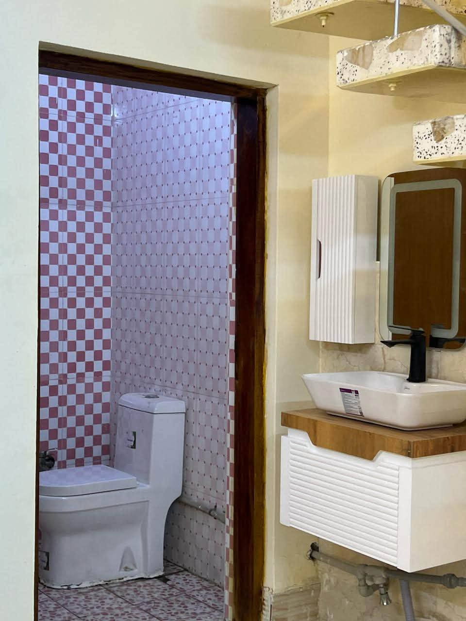 بيت للايجار حي الجامعه بالبداية خلف حسينية الامام الكاظم (ع) والملعب الجديد جدا نظيف مساحة 100م2 طابقين 

الطابق الارضي يتكون من استقبال مطبخ غرفة نوم حجم كبير حمام تواليت منور 
الطابق الثاني يتكون من هول ومخرن و  غرفة نوم حجم كبير وتحتوي على حمام تواليت نظام السويت 
 السعر 400  ألف قفل للاستفسار الاتصال ***********
