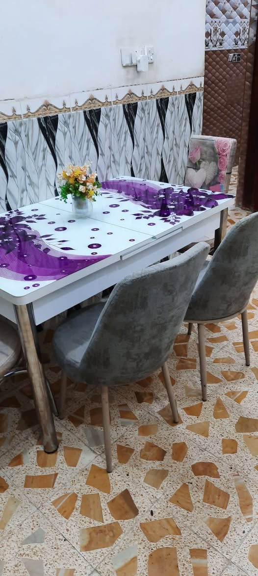 البيع ميز طعام اصلي السعر ب 《100》 اتصل واتساب موجود 《***********》 عنوان ميسان عماره مغربه عمارة, ميسان
