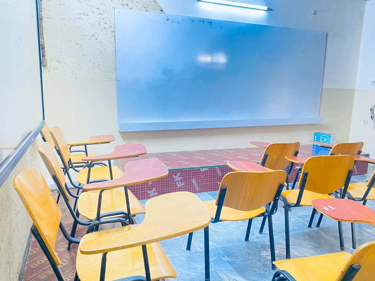 السلام عليكم اساتذتي الأعزاء قاعة تدريس كاملة بدون نقص
مقاعد اصلية سبورة خشب وشاشة الكترونيه مستخدم قليل جدآ للبيع استفسار على الرقم فقط 
***********
