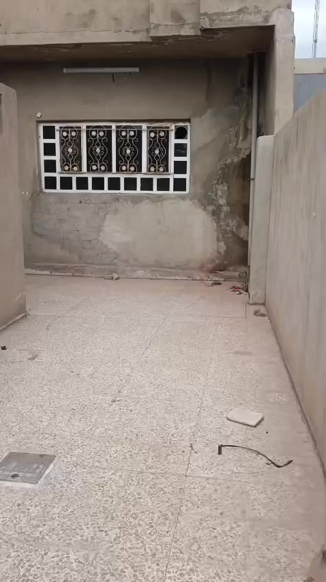 السلام عليكم 
دار للبيع في حي الانتصار مساحته 220 متر يطل على شارع 30 مباشر تجاري يتكون من غرفتين واستقبال وهول ومطبخ ومشتملات وثلاثة محلات شرط التحويل سند طابو 
للطلب والأستفسار يمكنكم التواصل معنا مكتب الشلال للعقار على الأرقام التالية 
***********
***********
