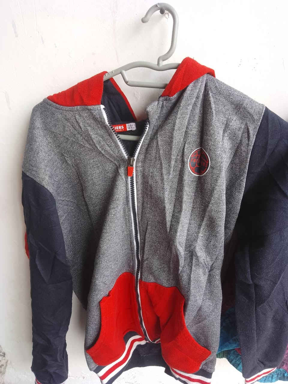 اخوان عندي هاي البالات شتوي للبيع 400 قطعه شلع ابيعه اب 60 الف كله نضيفات بي سويتر ولادي وبناتي وقميس وبنطرون وقماصل رجالي ونسائي وملابس اطفال اذا شراي خابرني وتدلل رقم الموبايل ***********  والخاص مفتوح .
