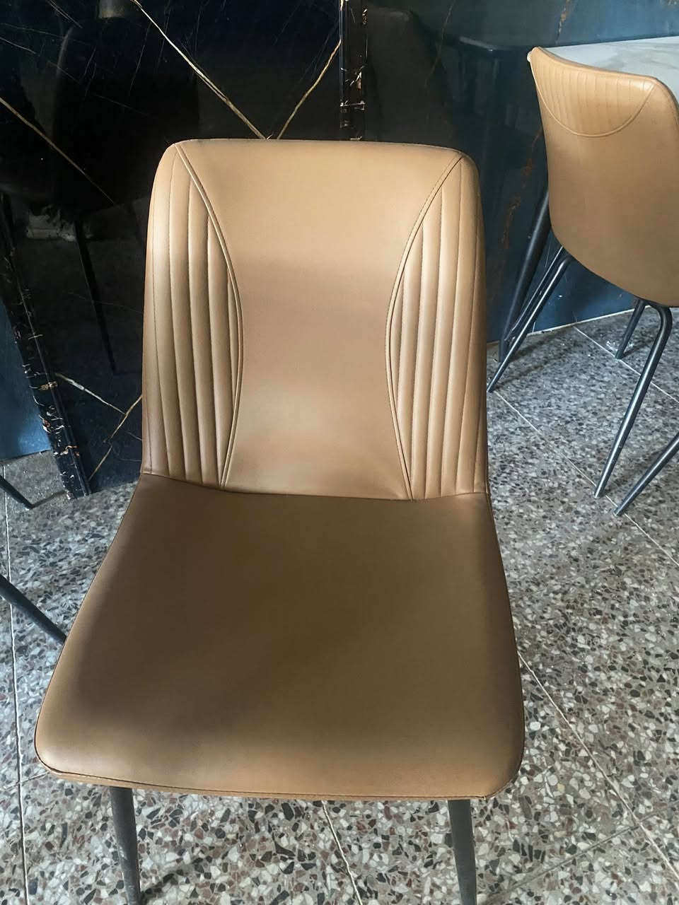 سلام عليكم للبيع 11 طاوله مثل الي بالصورة 
وكراسي 42 كرسي مثل الي بلصوره مكفولات كلشي ما بيهن مكانهن بلنجف ***********
