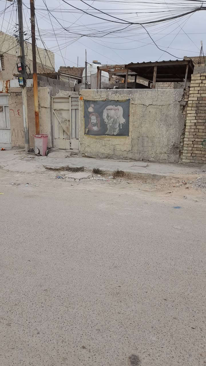 السلام عليكم  بيت للبيع في حي طارق مساحته(١٢٥) الواجهيه(٥) والنزال(٢٥) مقابيل مضخات الماء الوسط
بيت طابو صرف بأسمي بيت قديم حالياً مؤجر يحتوي على ٣غرف واستقبال والملحقات السعر(١٠٠)وبيه مجال رقم الهاتف ***********
