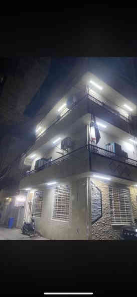 الدار للبيع مساحته ٦٤م ركن على فرعين ثلاث طوابق يحتوي الطابق السفلي الاول على صاله كبيره وخدمات والطابق الثاني غرفة نوم واستقبال ومطبخ وحولي صغير وخدمات والطابق الثالث غرفتين نوم وسطح اسفل وسطح اعلى لعلم الدار زراعي سند 25  الطوبجي حي السلام  بل جته قرب ملعب ابو الهيل    أستفسار على الرقم ***********
