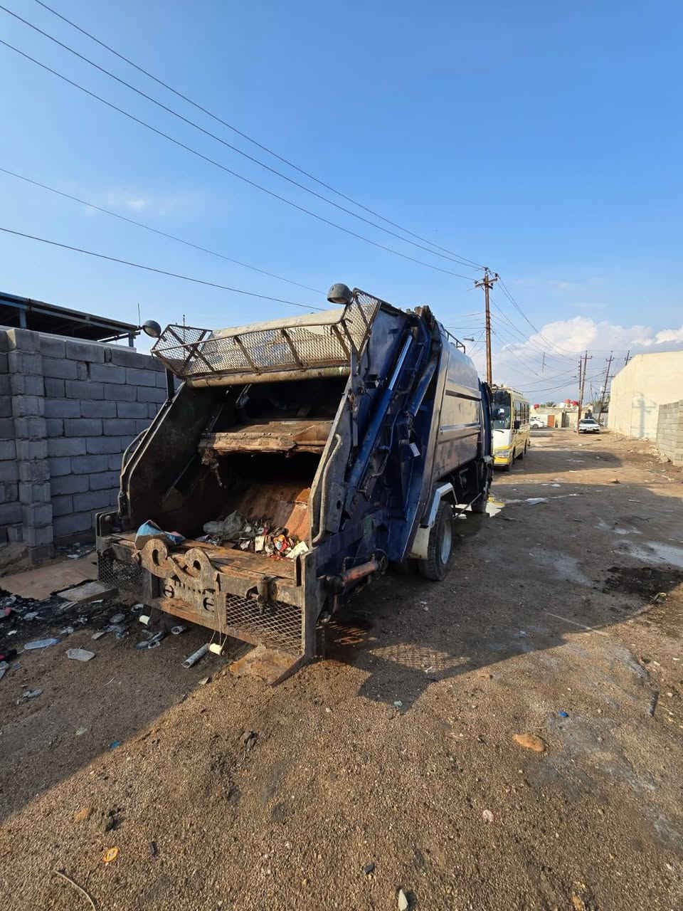 السلام عليكم  للبيع فقط كابسه انكر 8ونص رافعت حاويات كامله فول عادي سياره مكينه كير اكسن خير من الله كبسا  كله شغاله سياره رقم بصره بسمنه العنوان بصره ايي ستفسار على رقم ***********
