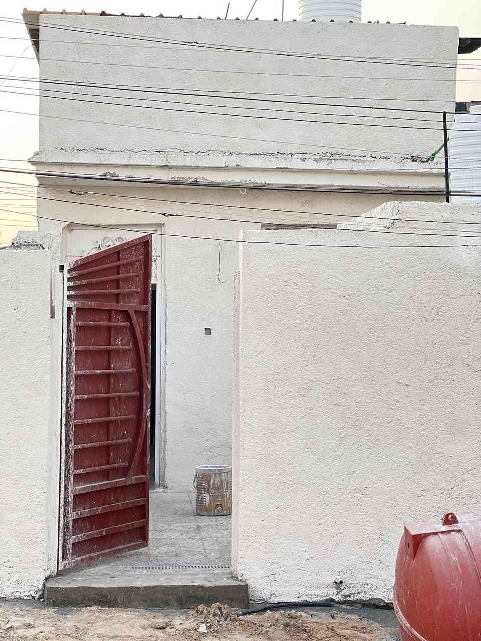 بيت للبيع المساحه ٨٠ متر ترميم جديد البيت قبل جان نضيف يعني مو تعبان بس اني رممته الان نويت أبيع المنطقه كلها تبليط خير من الله البيت ابمسقط خلف عمارة المصري بم المدرسه الجديده 
*********** موجود واتساب
