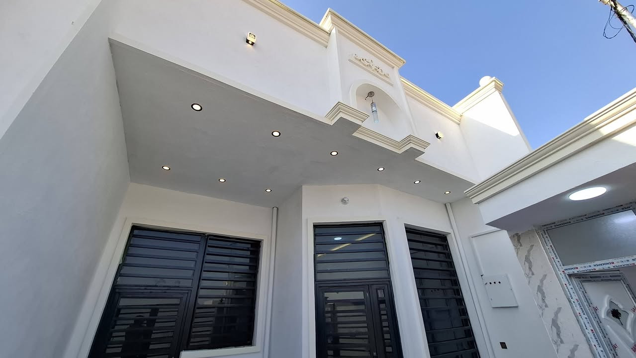 السلام عليكم 
مشتملات اثنين طبك كل واحد طابق ونص🏡🏩
مساحة كل واحد 125متر
واحد كامل فول والثاني قيد الأنشاء
شارع 10 متر
تفاصيل كل واحد بيهن 
غرفة نوم عدد 2 وحده جوه والثانيه فوك مساحة الوحدة 4×5
وصاله 6×5وأستقبال 6×3.5و صحيات دخاليه وخارجيه شرقية وغربيه و مطبخ 4×2.70 ومنوار اثنين
1_ارضيه بورسلين درجه اولى .
2_جمسم بورد مغربي
3_منضومة كامرات
4_منضومة أنترنيت
5_منضومة غاز داخل وخارج
6_كامل بردات البوب والشبابيل
7_أبواب تركية المنشأ
8_موطور بوستر
9_مادة للسطع أيبوكسي أبيض
10_اناره مخفيه داخل وخارج .
البيت طابو زراعي سند 25 وماشيه معامل الطابو ملك صرف
العنوان ... الفلوجة جبيل قرب مجمع الرحاب  ومجاور شارع المضيف
السعر ( 67مليون وبي مجال بسيط )
للأستفسار ..اكثر الأتصال على الأرقام التالية
***********
***********
***********
