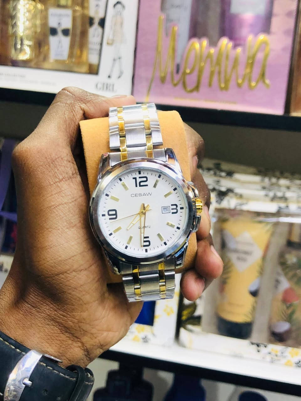 ⌚ ساعة CESAW – تصميم أنيق وعملي
ساعة مناسبة لكل الأذواق، تصميم بسيط وراقي يليق بالشغل والمشاوير اليومية 👌
المواصفات:
✔️مكنة ياباني ضد الماء 100%
✔️ ماكينة كوارتز دقيقة
✔️ أرقام واضحة وسهلة القراءة
✔️ زجاج مقاوم للخدش
✔️ استانلس استيل
✔️ خفيفة في اليد ومناسبة للاستخدام اليومي
✨ خيار ممتاز للزول البحب البساطة والأناقة في نفس الوقت
📍 متوفرة في امدرمان 
🚚 شحن لجميع الولايات
للطلب واتس فقط  :0998433176


**إذا كنت صاحب هذا الإعلان وتريد حذفه لأي سبب، رجاءا أرسل رسالة إلى الدعم الفني**