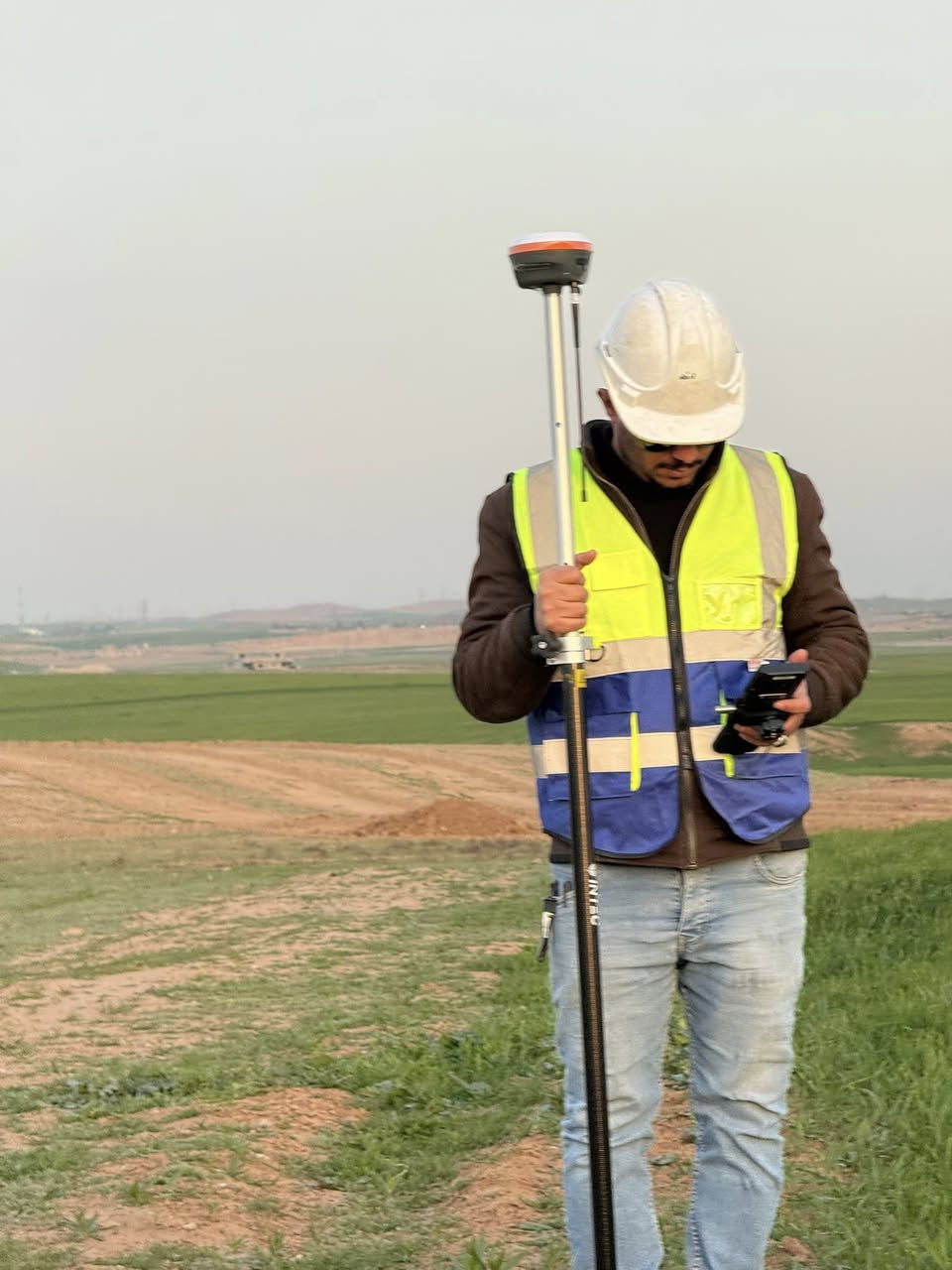 قسم من أعمال #مكتب_قمة_الإتقان_الهندسي في الموصل في بغداد مستعدون لتنفيذ كافة الأعمال المساحية داخل بغداد والموصل وجميع المحافظات، باستخدام أجهزة دقيقة وبإشراف كوادر هندسية متخصصة. 

🔧 خدماتنا تشمل:

•يوجد اجهزة مساحة للإيجار DGPS ,Level , Total Station 
•اعمال التسوية 
 • مسح حدود الأراضي
 • إعداد ورفع المخططات
 • التقسيمات وفتح الشوارع
 • تأشير الأراضي وتنفيذ الأعمال الميدانية

📞 للتواصل والاستفسار:
 مهندس محمد ***********
