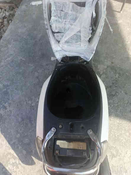 السلام عليكم
دراجه للبيع بوليس 120 
لون ابيض داخل اسود كلشي بلادي
اشاير ودبل اشاره شغال
دشبول شغال
كهربايات الدراجه شغاله سلف هندر شغال
دراجه كلها على بلادي 
السعر 500 وبيها مجال 
عنواني بغداد الشعله 
رقمي ***********
