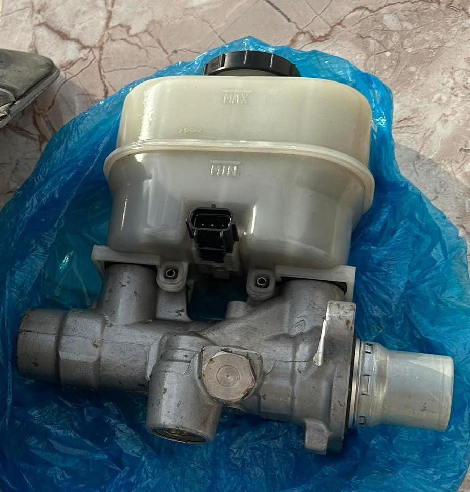 السلام عليكم 
عنبار بريك للبيع  فورد اكسبدشن موديل ١٣ مال كصه 
بعده بزيت يرهم من موديل ٧ لحد ١٤ 
سعر ١٠٠ الف ***********
