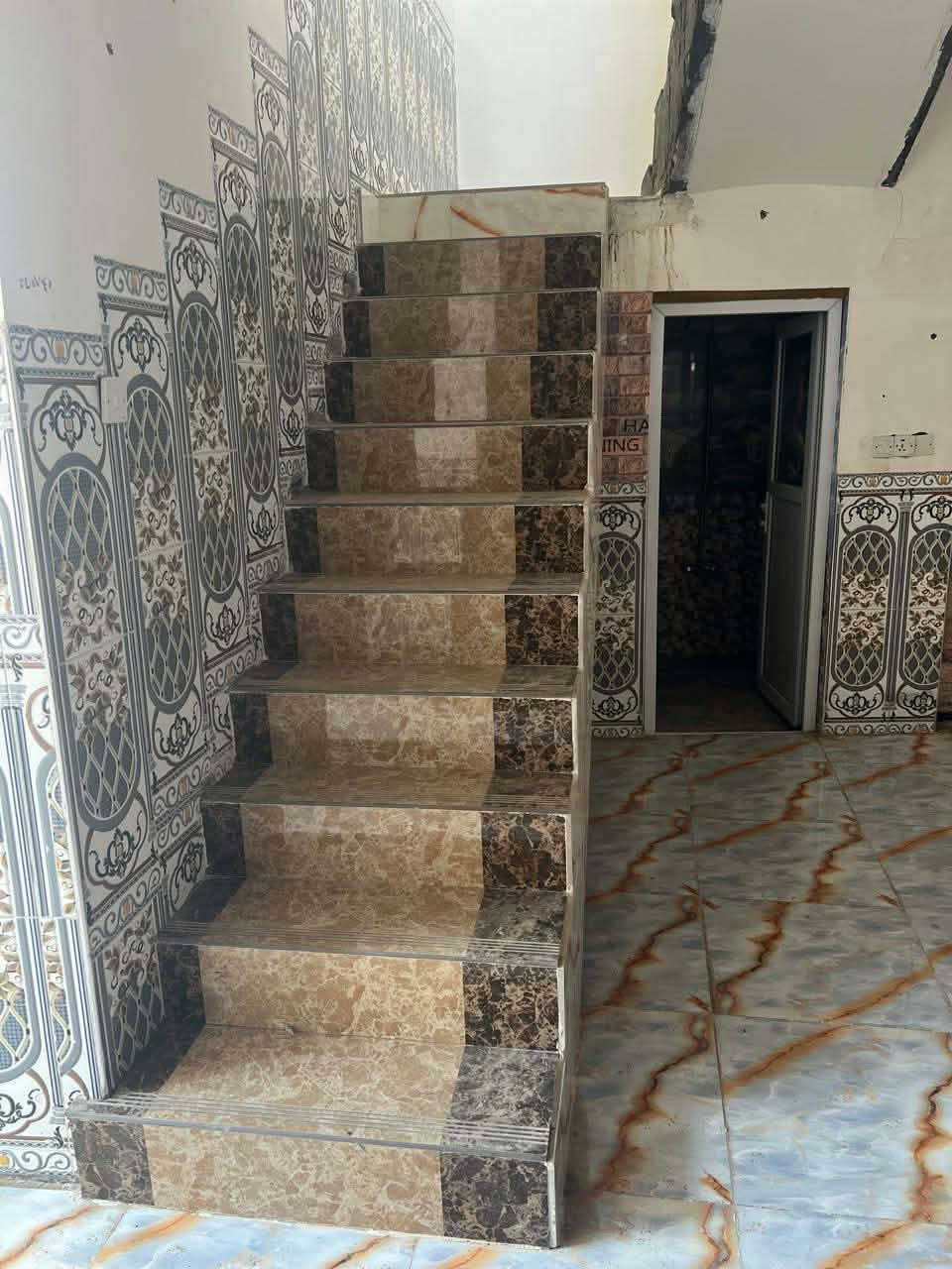 بيت بمنطقة السكك مساحته الكليه ١٥٤ متر
يتكون من غرفتين وصاله ومطبخ ومدخل وبرانيه وحمام داخلي وحمام خارجي بناء حديث طابوق كله السطح اشتايكر وداخل البيت بورك مثل ماواضح بالصور والارضيه كرانيت الكراج والداخل بورسلين يرهم بيع او مراوس بشقه بالعصافير ***********
