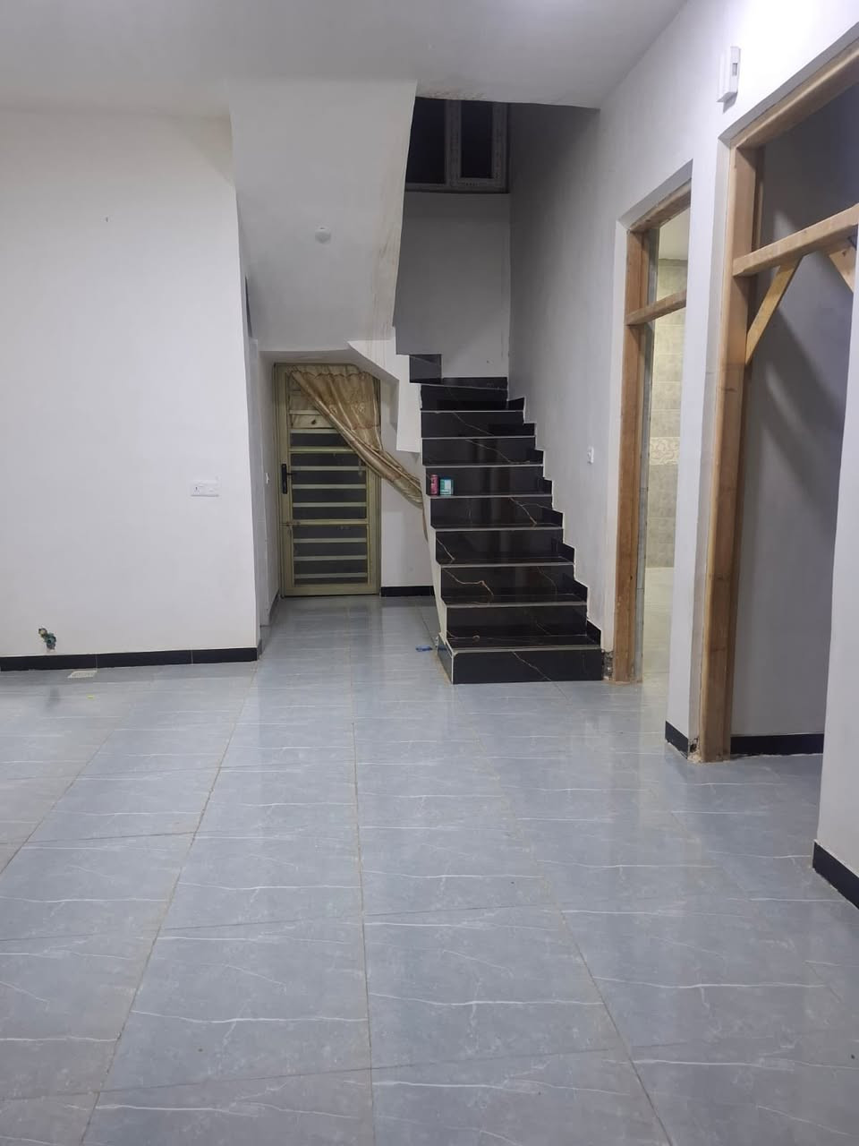 البيت طابو صرف في بعقوبة باب الدرب مساحة 200متر مربع عشرة عرض نزال عشرين بيت بناء حديث كلة درجة اولى أعلى من الشارع في مقاطعة 14 متواجدة جميع الخدمات في المنطقة عرض  الشارع الرئيسي 24متر والفرعي عشرة متر 

***********
